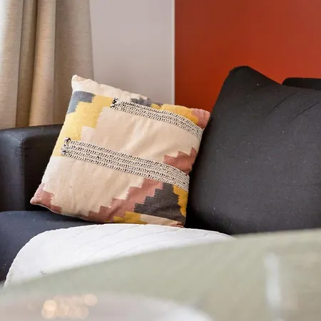 Rafael F2 Bourgeois Avec Jardin *