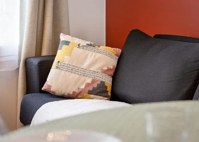 Rafael F2 Bourgeois Avec Jardin *